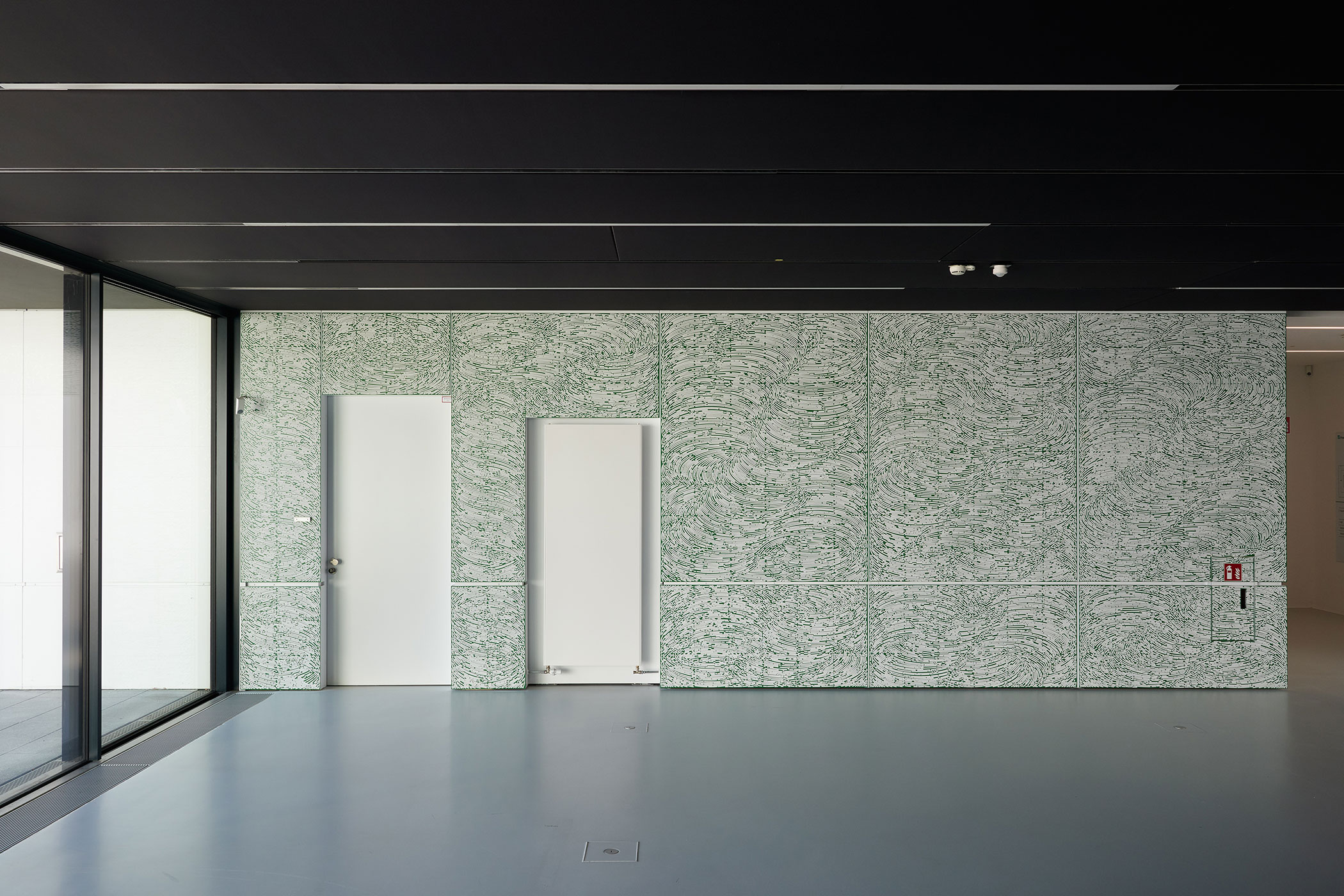 Wandzeichnung #39 "MESH"; Lack auf Fassadenplatten (enamel on curtain panel); Fraunhofer AISEC, Foyer, Garching bei München; 2021; Foto: Annette Kradisch