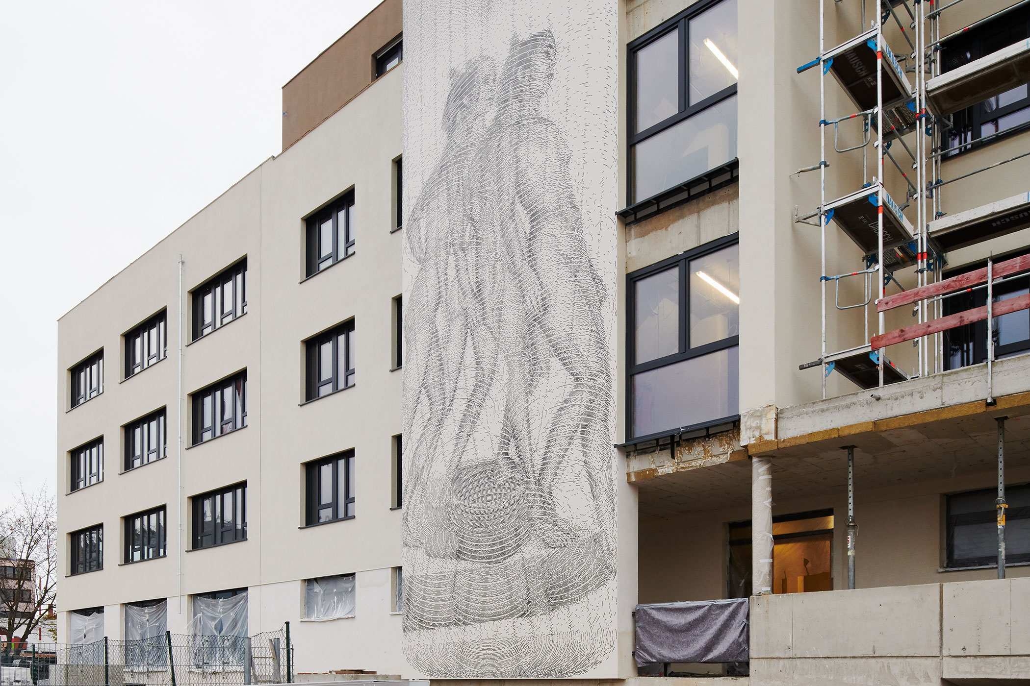 Wandzeichnung #41, "Akt eine Treppe herab und hinaufsteigend"; Tusche auf Wand mit Schutzüberzug; Wohn-und Geschäftshaus Kreulstraße Nürnberg; 2021