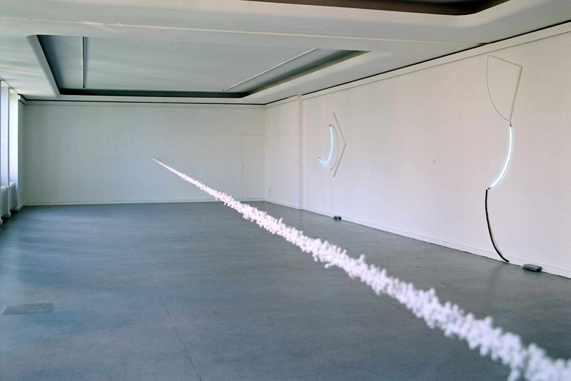 „Stuckleiste #2“; 1999; gespanntes Stahlseil, Gips; (extended steel wire,plaster;1900 cm, ∅ 3 cm (749", ∅ 1"); Ausstellung „Zeichnung und Raum“ (Exhibition "Zeichnung und Raum); Kunsthaus Nürnberg