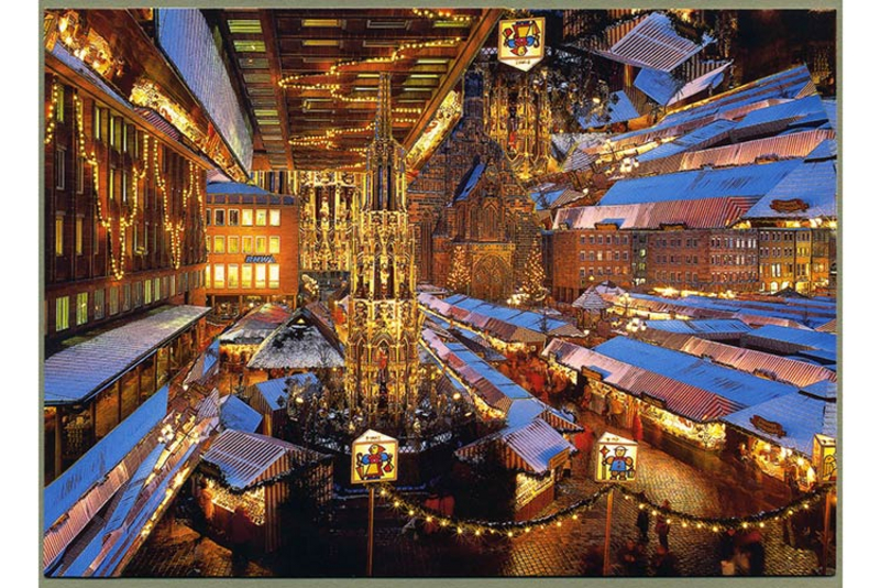 „Christkindlesmarkt Nürnberg“; 2006; 14,8 x 10,5 cm (6" x 4"); Postkartencollage (Postcard inlay)