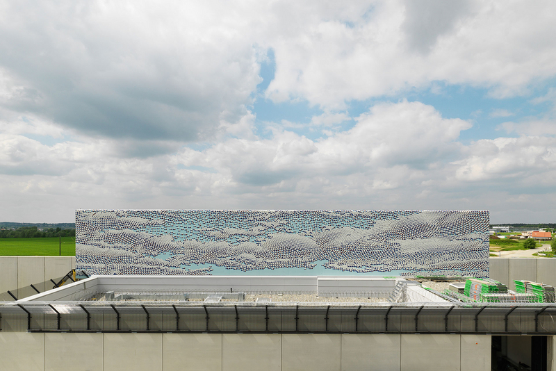 "Schildwand" zweiseitig; 600 x 3700 cm; Mineralfarbe auf Beton; 2015; JVA Augsburg-Gablingen; Foto: Annette Kradisch