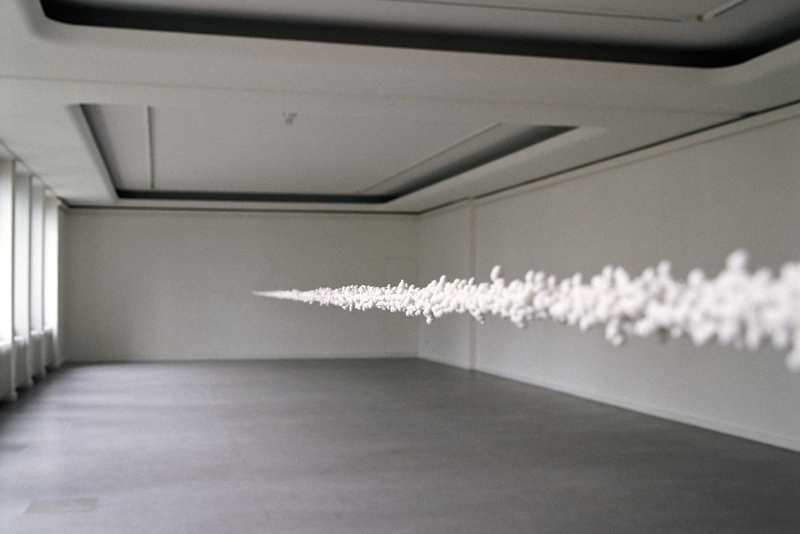 „Stuckleiste #2“; 1999; gespanntes Stahlseil, Gips; (extended steel wire,plaster;1900 cm, ∅ 3 cm (749", ∅ 1"); Ausstellung „Zeichnung und Raum“ (Exhibition "Zeichnung und Raum); Kunsthaus Nürnberg