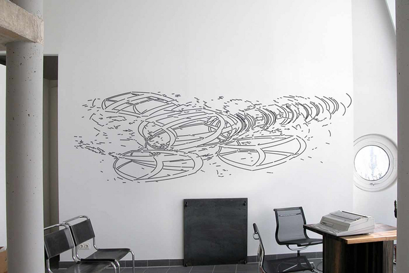 #3; Vinylfolienplot mit Haftbeschichtung auf Wand (Cut out of adhesive backed vinyl on wall); 2004; 120 x 363 cm (47" x 143")