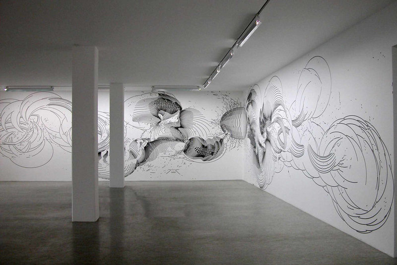 Wandzeichnung #17; „Bacteriorhodopsin, 1/600 Sekunde entfernt von Brüssel; 2006; Tusche auf Wand (Ink on wall); Galerie Annette Oechsner, Nürnberg