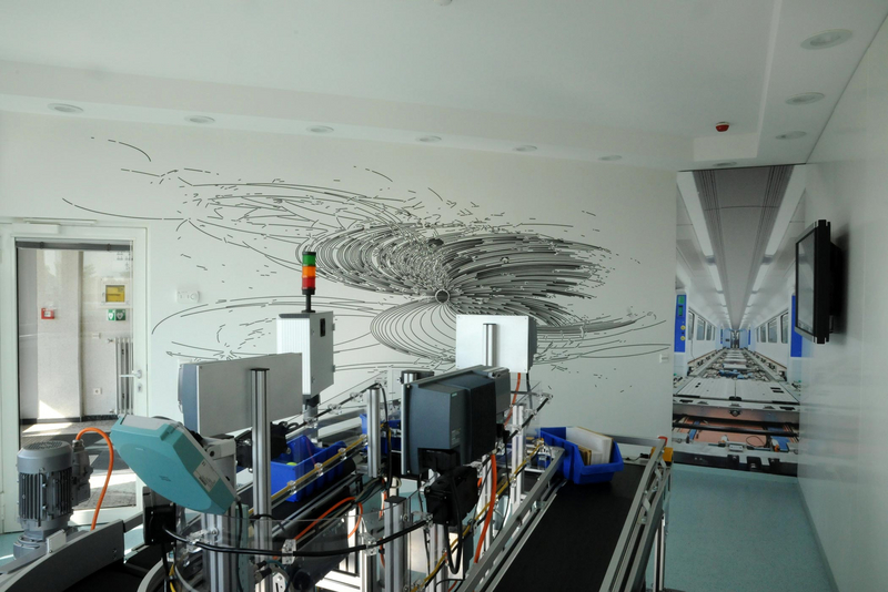 #5; Vinylfolienplot mit Haftbeschichtung auf Wand (Cut out of adhesive backed vinyl on wall); 2004; 181 x 469 cm; Siemens Airportcenter Fürth