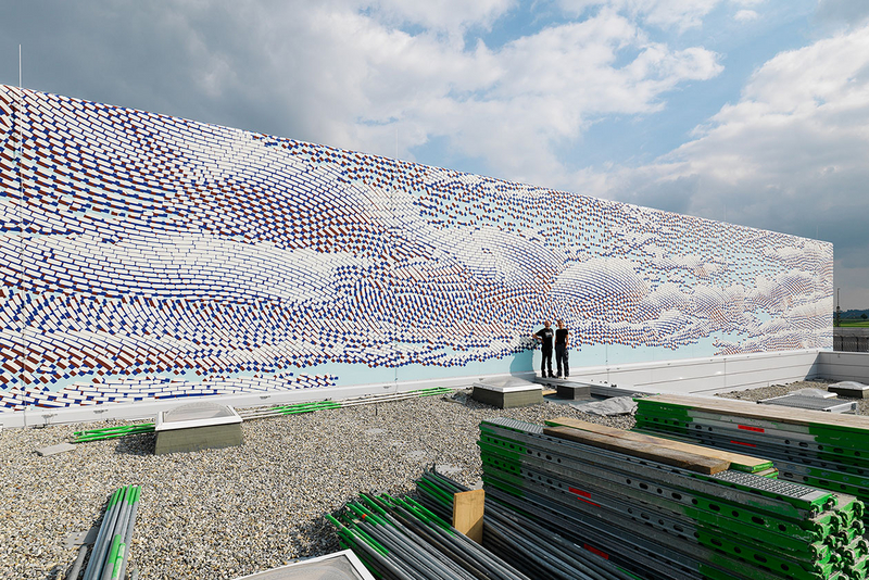 "Schildwand" zweiseitig; 600 x 3700 cm; Mineralfarbe auf Beton; 2015; JVA Augsburg-Gablingen; Foto: Annette Kradisch