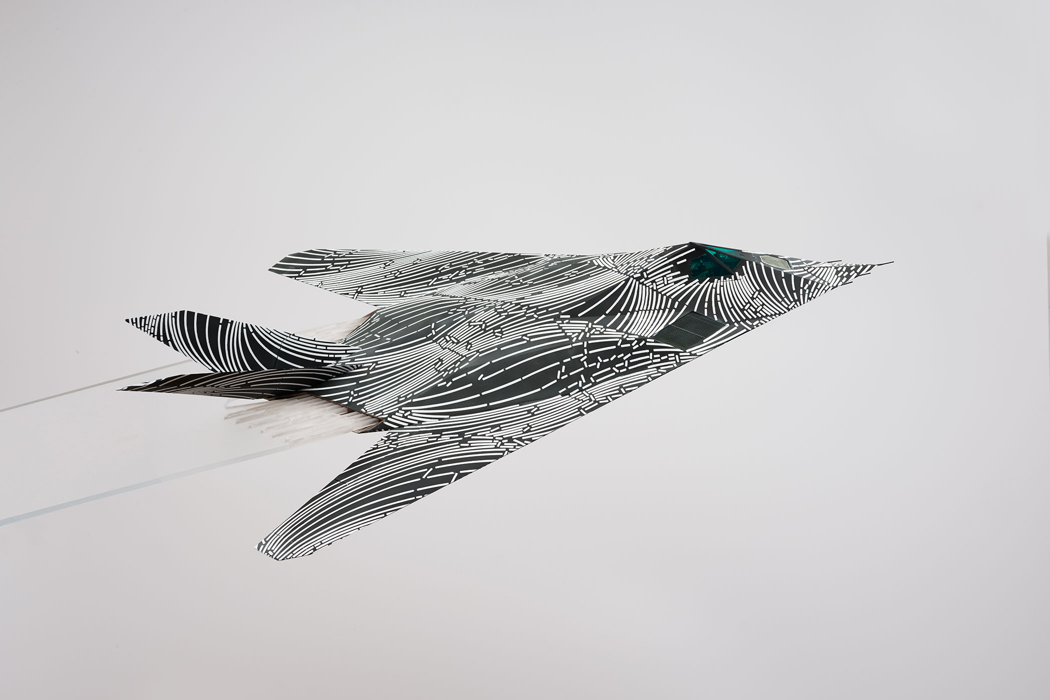 "F117A"; 7,5 x 62 x 39,5 cm; (3" x 2'4" x 1'4"); Acryllack auf Kunststoffmodell; (Acrylic paint on plastic model); 2020; Foto: Annette Kradisch