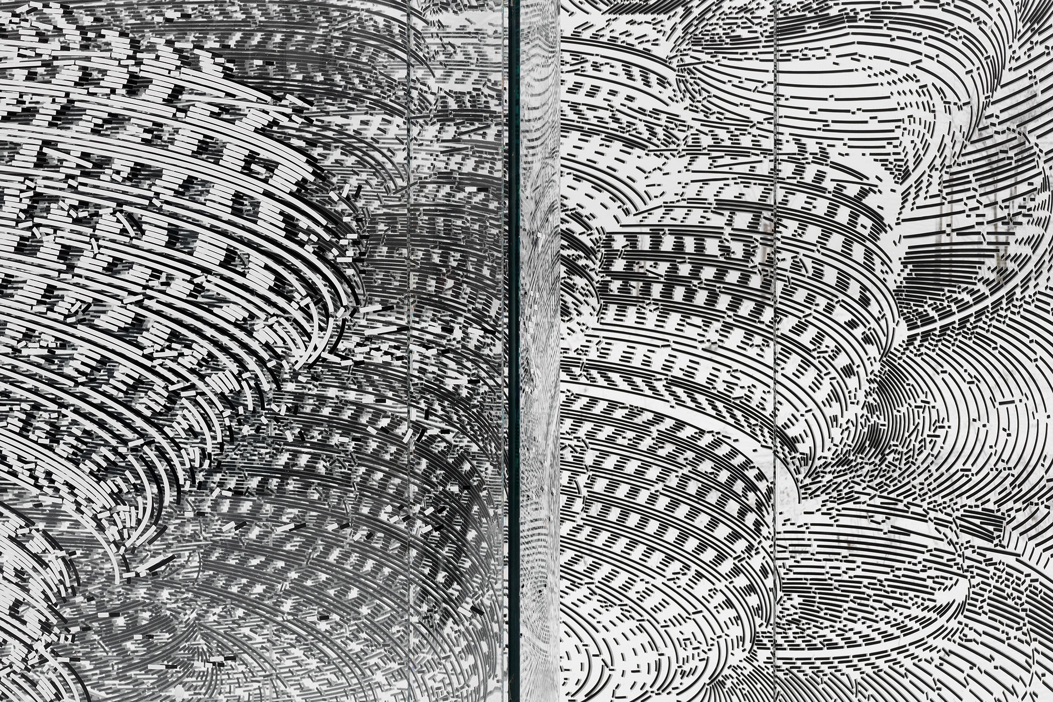 "Glaspavillon";280 x 280 x 500 cm; Sicherheitsglas, schwarze und weiße Vinylfolie; 2015; HTL Fraunhofer-Institut Bayreuth; Foto: Annette Kradisch