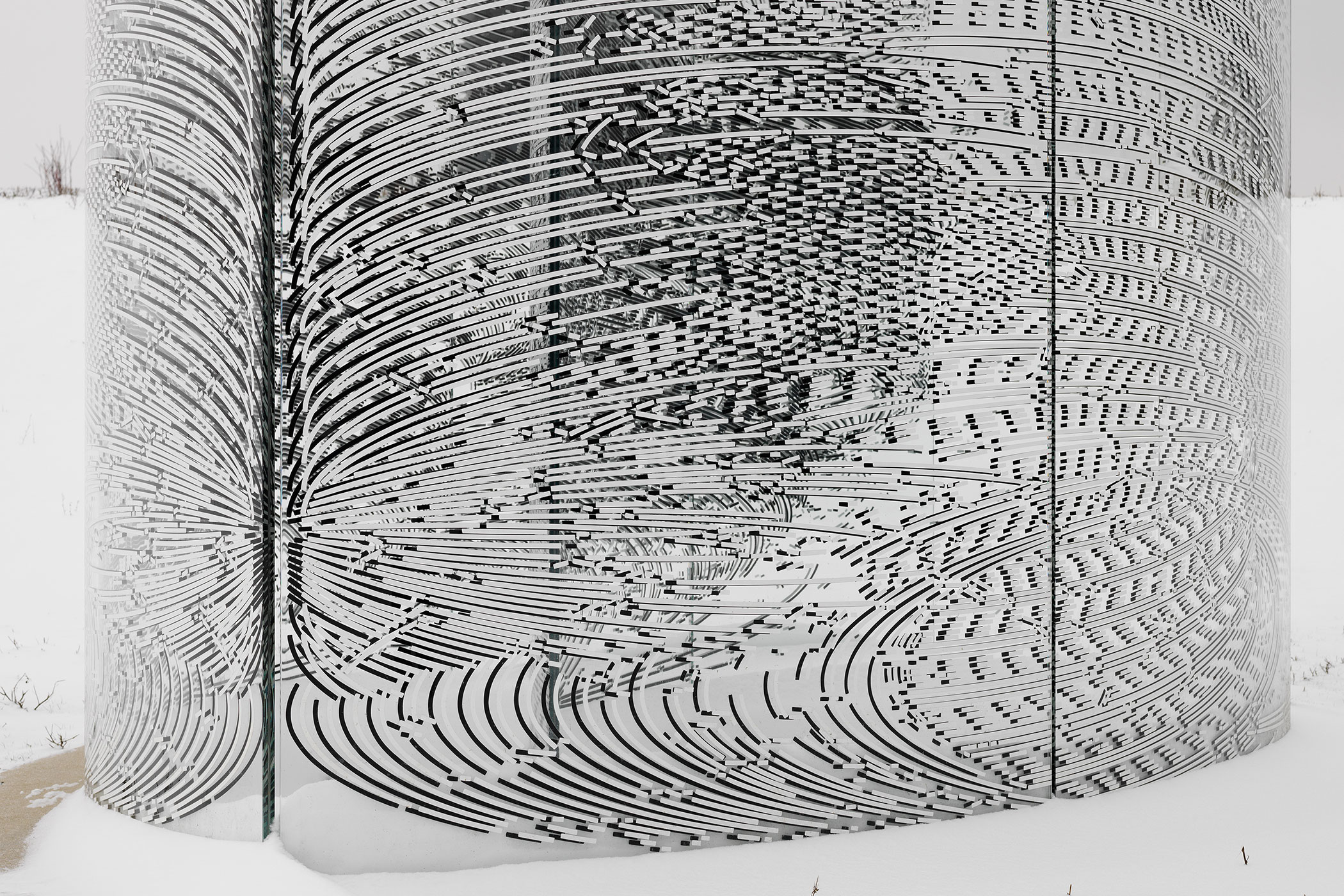 "Glaspavillon";280 x 280 x 500 cm; Sicherheitsglas, schwarze und weiße Vinylfolie; 2015; HTL Fraunhofer-Institut Bayreuth; Foto: Annette Kradisch